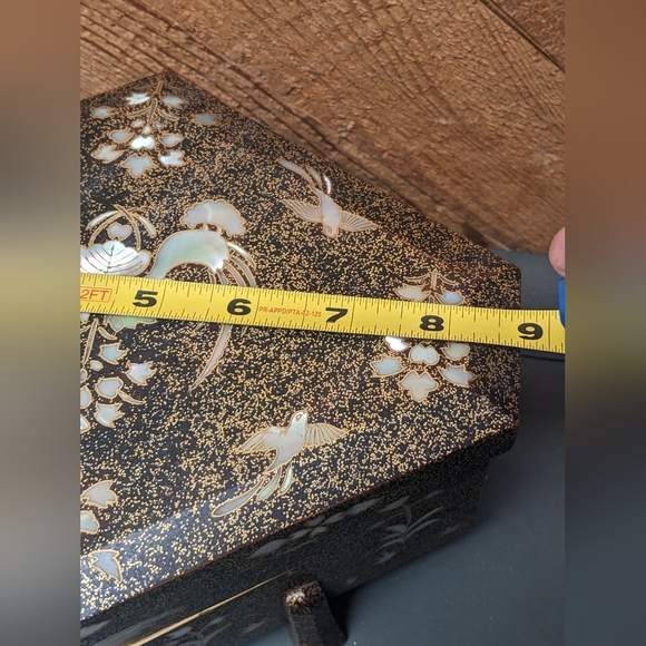 Gold And Black Lacquer Korean Jewelry Box, Mother of Pearl Birds Theme - Picture 10 of 12